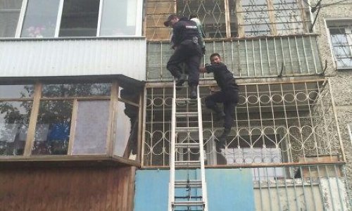 Иркутские полицейские не дали упасть с 3-го этажа восьмидесятилетней пенсионерке