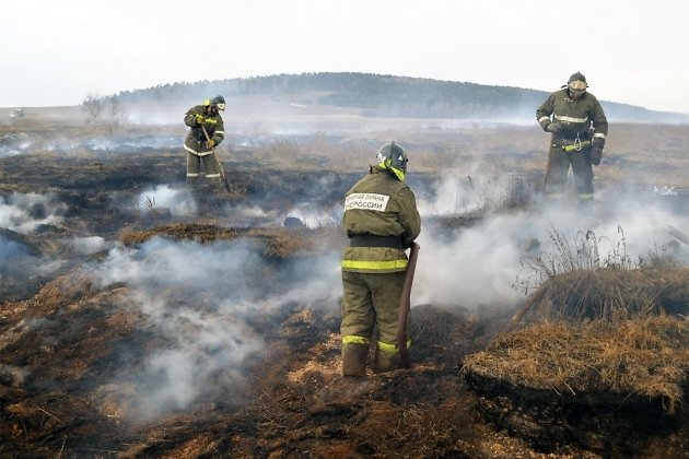 В Иркутской области не могут потушить пожар вдоль трассы