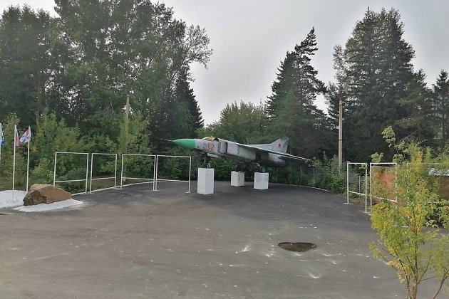 МиГ-23 на площадке у главного корпуса ИВВАИУ