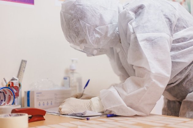 Врач заполняет бумаги в одном из ковидных госпиталей Читы