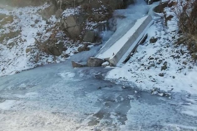 Бьющий ручей и замерзающая дорога в Читинском районе. 5 ноября 2011 год