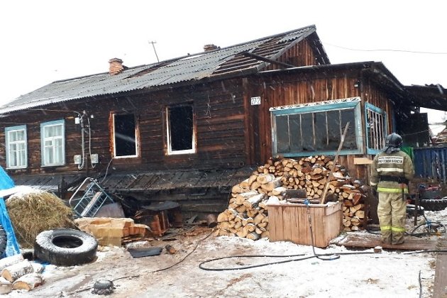 Сгоревший дом в посёлке Тарма