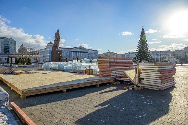 Очередной сарай, строящийся на площади Ленина в преддверии 2022 года.