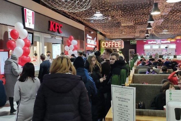 Очередь к открывшейся точке KFC в торговом центре «Макси» в Чите