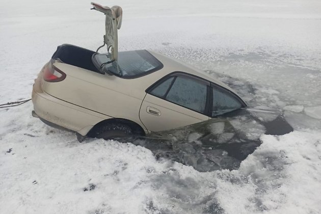 Toyota Carina провалилась под лёд на озере Иргень