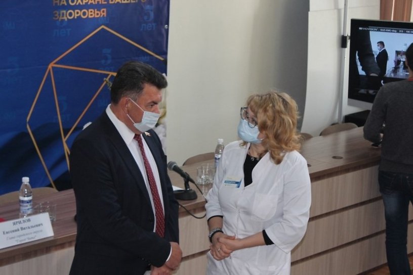 Глава Читы Ярилов вручил медали медикам за борьбу с COVID