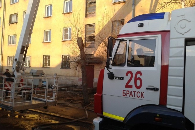 40 человек эвакуировались из-за пожара в доме в Братске, 16-летняя девушка пострадала