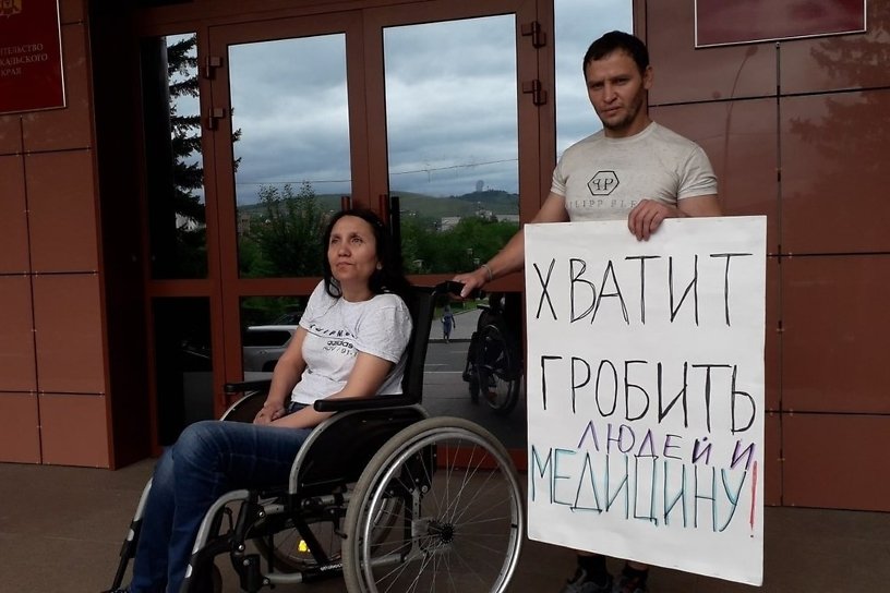 Забайкалец, пикетировавший Чайковского, 8 с больной женой, установил банки для матпомощи