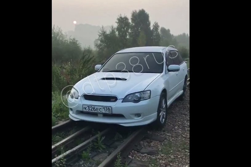 Две брошенных машины заблокировали движение на детской железной дороге в Иркутске