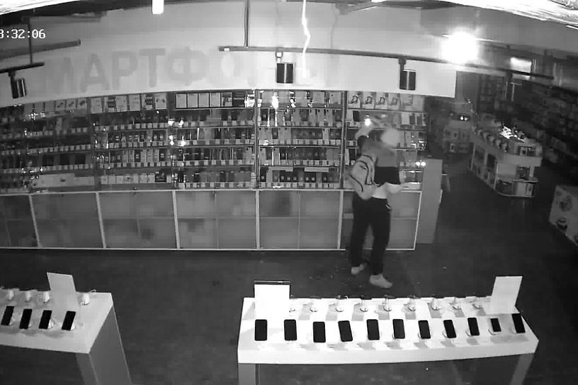 Неизвестный украл из магазина 25 смартфонов на 1,5 млн рублей в Ангарске