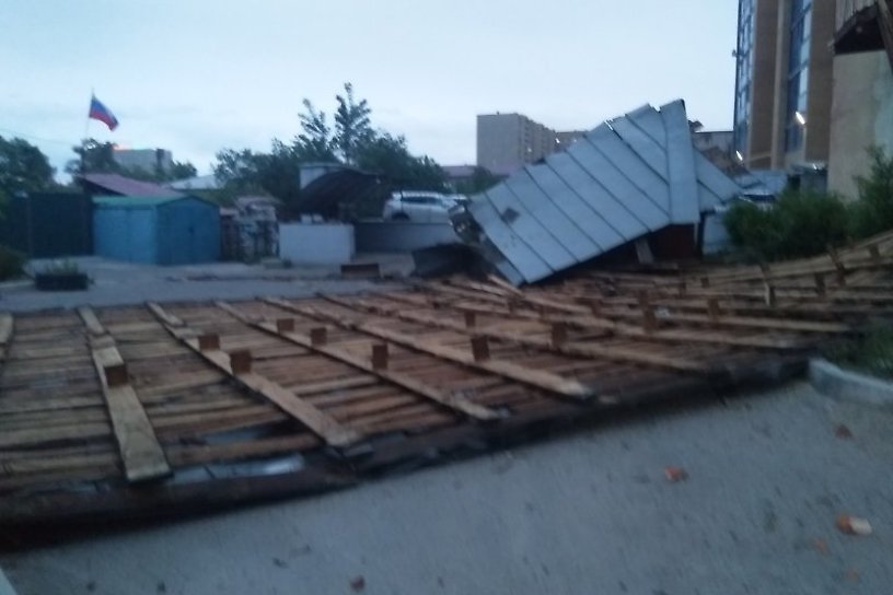 Ветер сорвал крышу со здания следственного комитета на Бутина в Чите