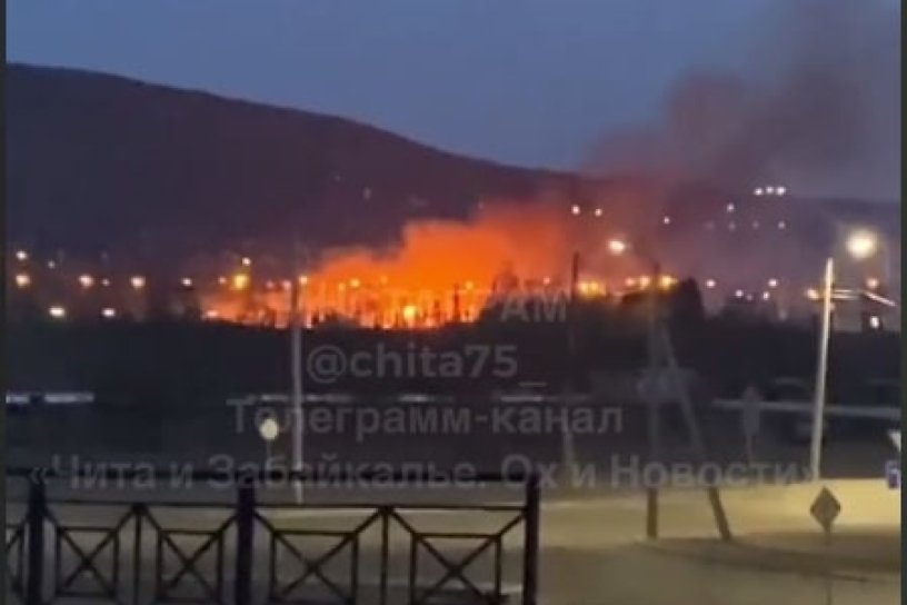 Поле возле мемориала горит в Чите — видео