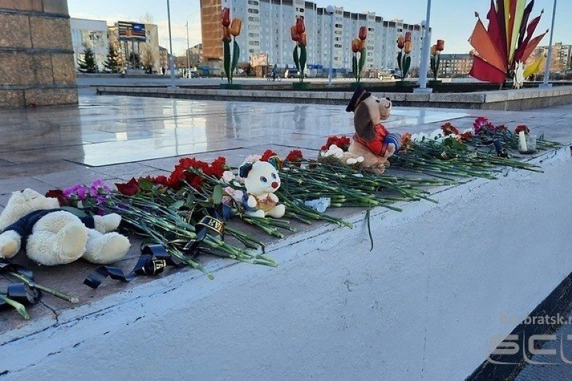 Стихийные мемориалы погибшим при стрельбе в школе Казани появились в Иркутске и Братске