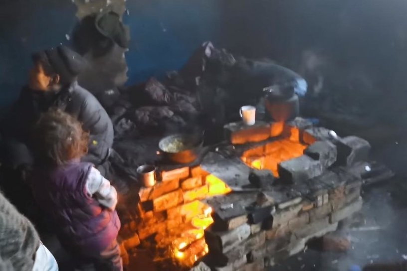 Родные отказались принять 4 детей, которые жили в заброшенном доме Читы