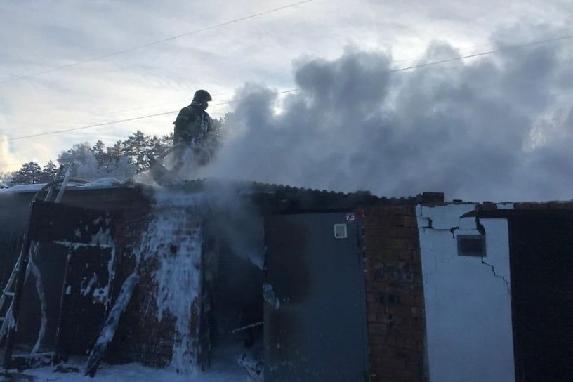 Мужчина пострадал на пожаре в гаражном кооперативе в Иркутске