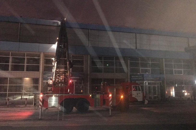 Горевший торговый центр «Стройматериалы» потушили в Иркутске