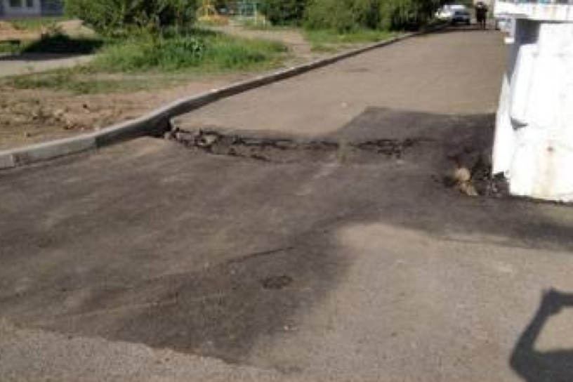 Асфальт провалился на дороге в Чите из-за ливней через 2 недели после ремонта