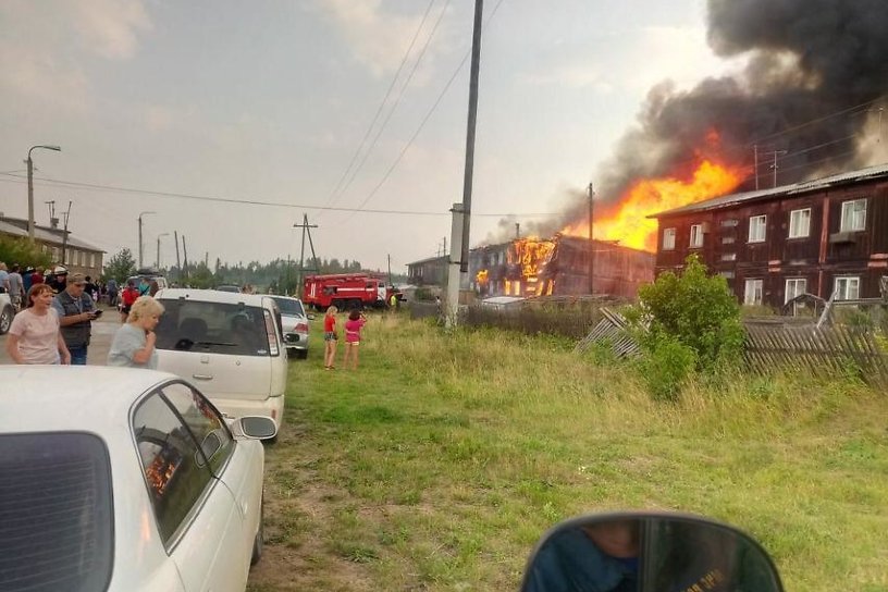 10 человек эвакуировались из горящего дома в посёлке Усть-Илимского района