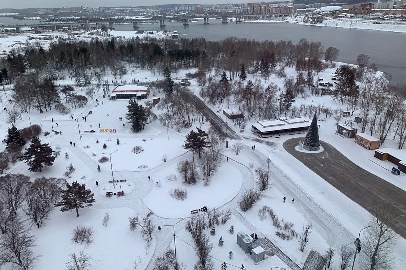 Снег перестали убирать с дорожек на Конном в Иркутске – это подготовка в заливке катка