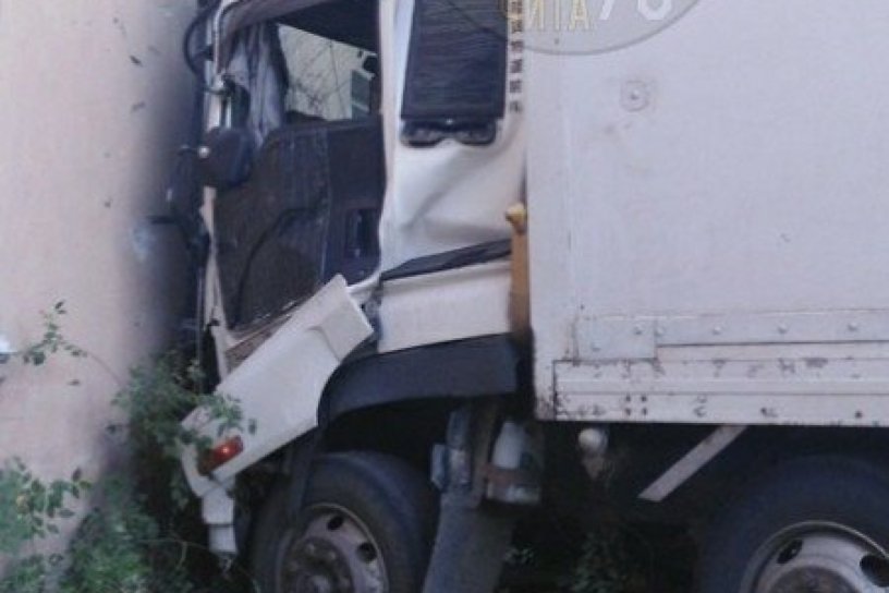 Водитель фуры врезался в дом в Чите и скрылся с места ДТП