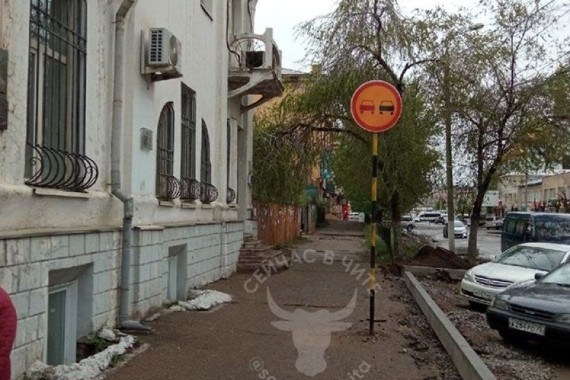 Установленный на тротуаре дорожный знак «Обгон запрещён» на Амурской в Чите переустановят