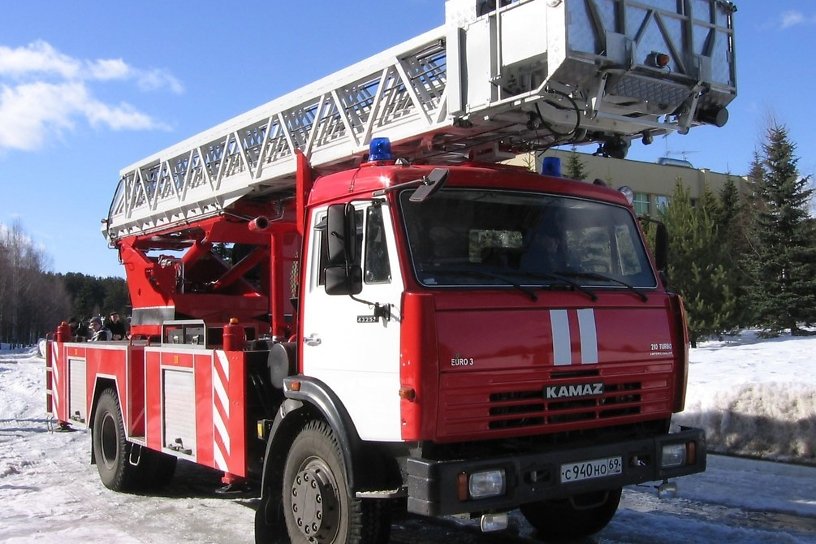 Пожарные на автолестнице сняли баннер в Краснокаменске, МЧС объясняет это помощью властям