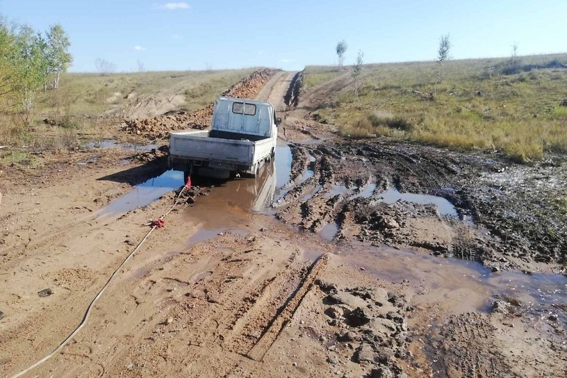 Жители села под Читой возмутились плохой дорогой: Экстрим по ямам и катание по грязи