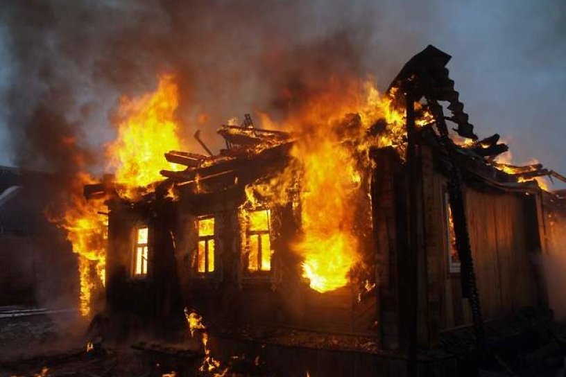 Мать с тремя детьми осталась без жилья в Чите из-за пожара