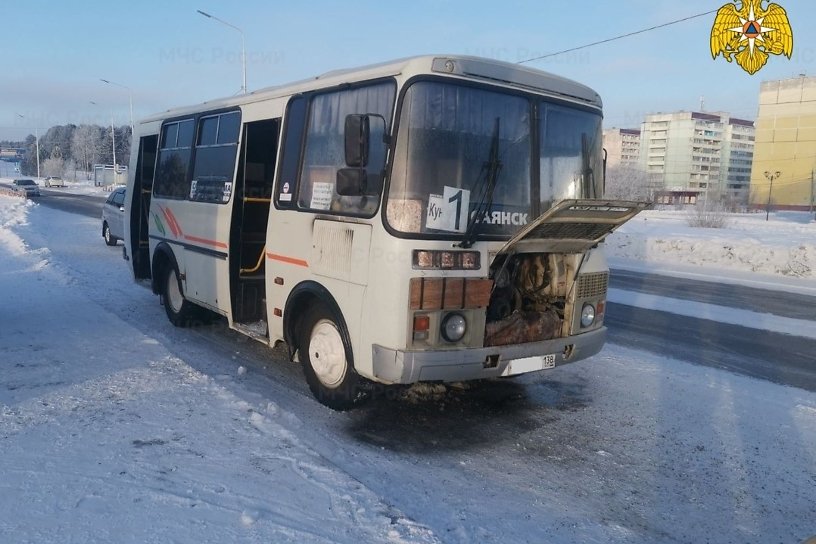 Автобус с тремя пассажирами загорелся во время выполнения рейса в Саянске