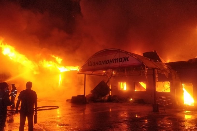 Автосервис сгорел ночью 21 октября в Усть-Илимске