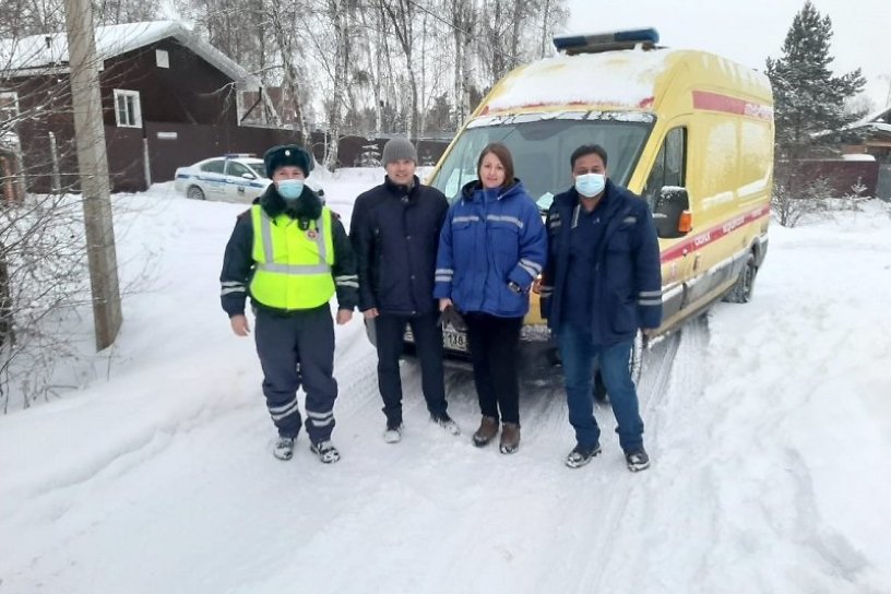 Инспекторы ГИБДД помогли застрявшей на дороге скорой помощи с пациентом в Иркутском районе