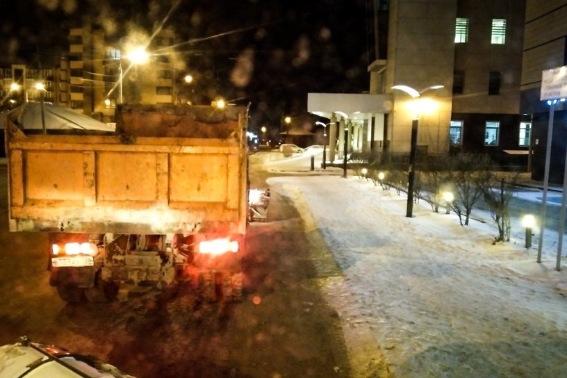 Снегоуборочную технику в Иркутске впервые украсили к Новому году
