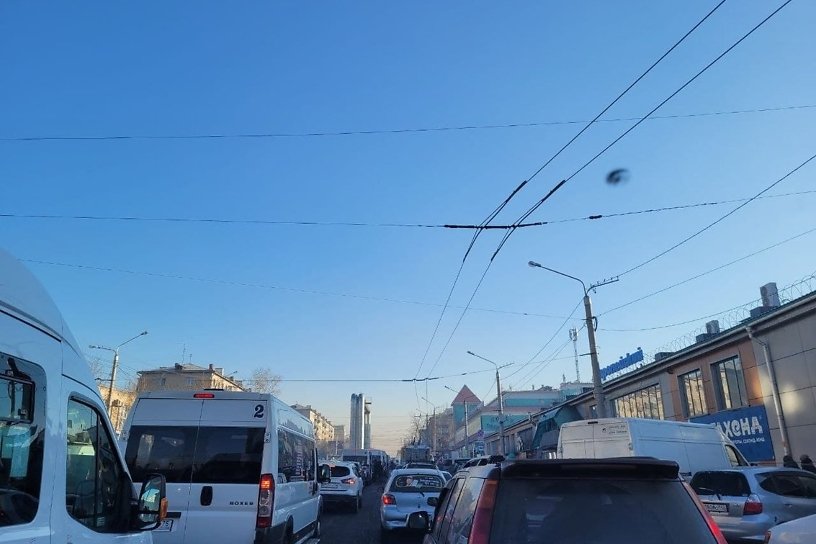 Улица Бабушкина напротив рынка встала из-за ДТП