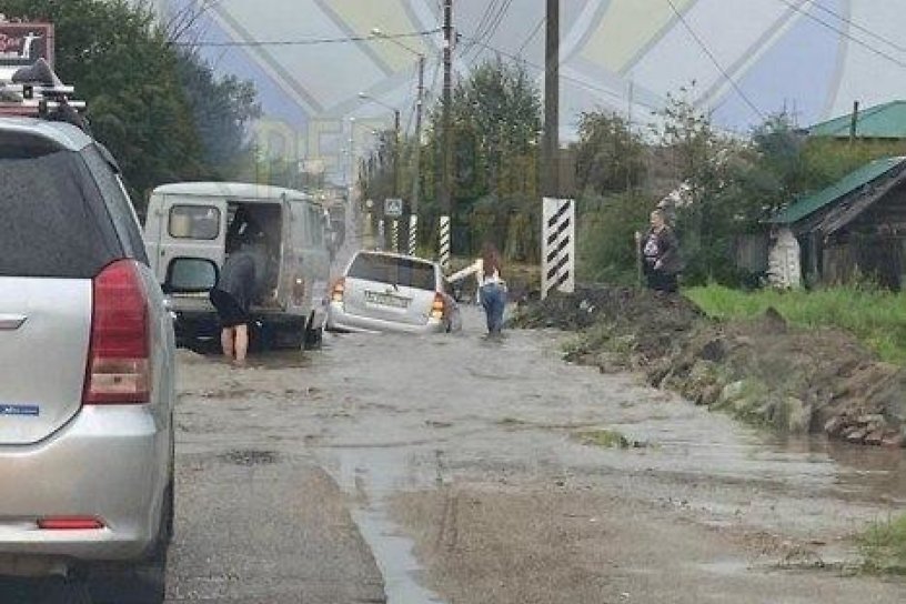 Иномарка затонула в скопившейся воде на дороге в Чите