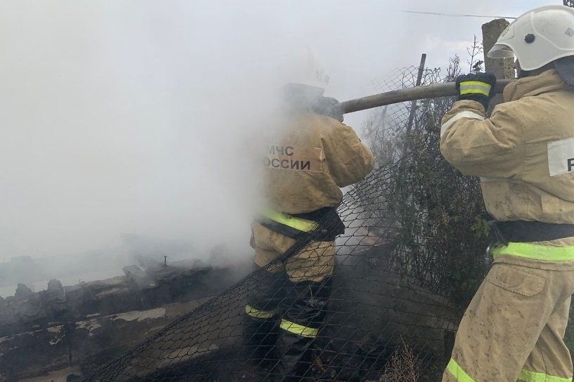 Пожарные спасли семью с двумя детьми из горящего дома в Сретенске