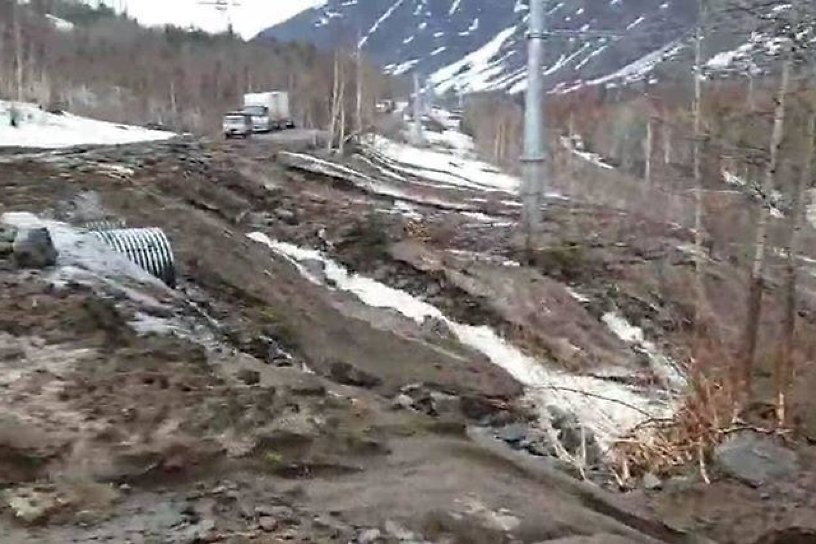 Участок автодороги между Иркутской областью и Бурятией размыло из-за схода лавины