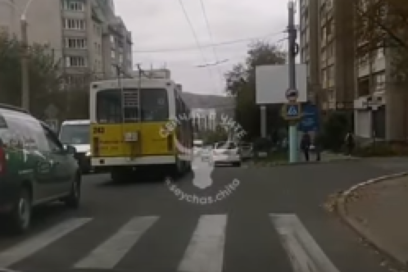 Троллейбус столкнулся с легковушкой на Бутина — Балябина в Чите