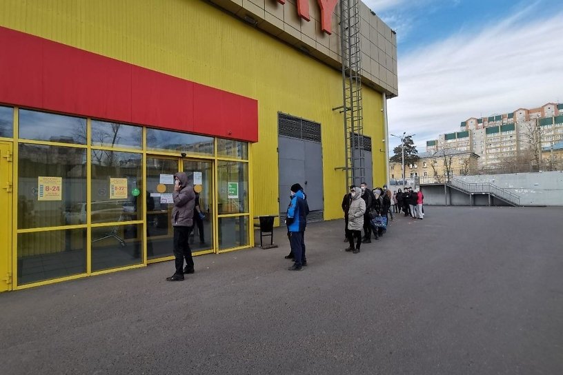 Гурулёв пообещал закрыть «Абсолют», если магазин не уберёт толпу на улице