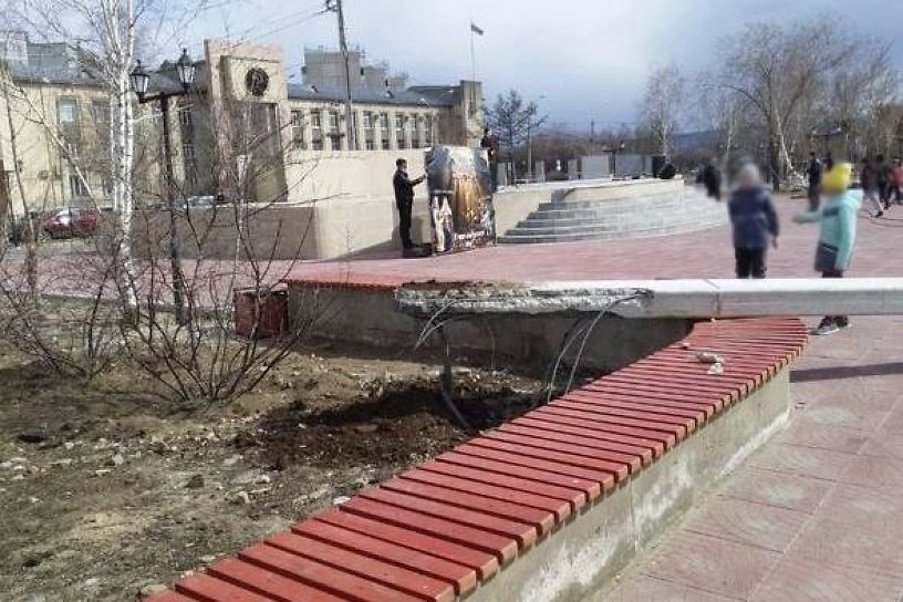 Два столба упали на площади Труда на КСК в Чите
