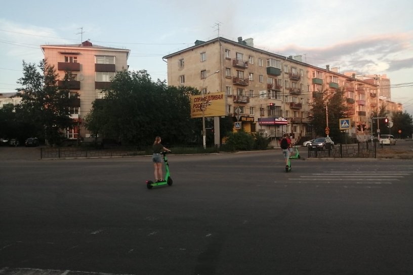 «Дорожный патруль» сообщил о детях, нарушающих ПДД на самокатах с площади Ленина в Чите