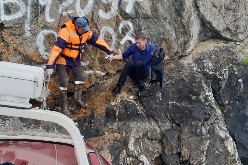 Турист из Бурятии фотографировал природу на Байкале и сорвался со скалы в озеро