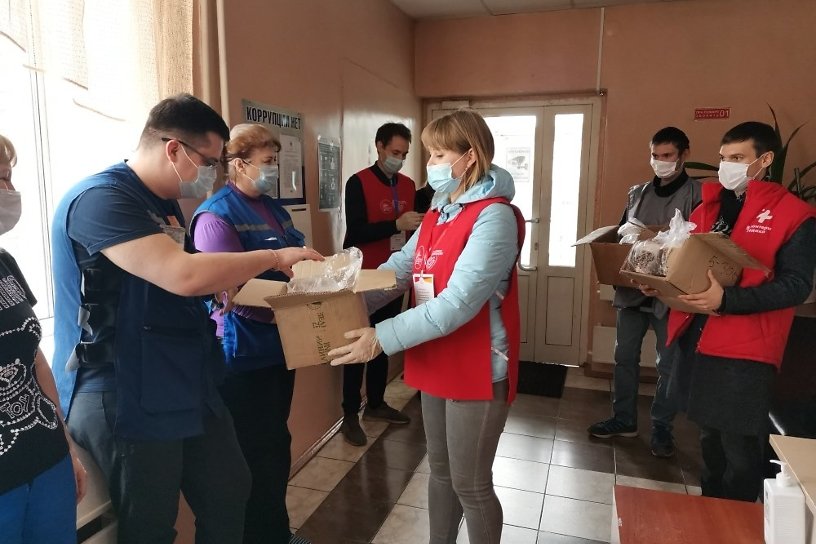 Волонтёры в Пасху привезли куличи врачам скорой помощи Читы