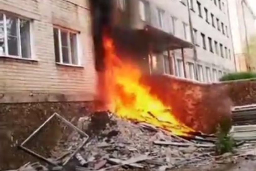 Мусор загорелся около общежития в Чите, предположительно, из-за подожжённого пуха
