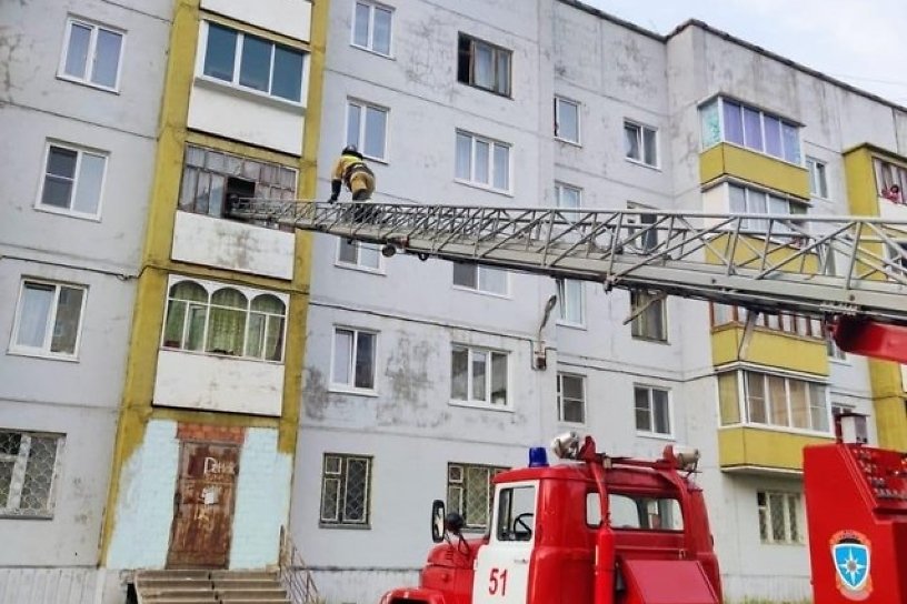 Пожарные сняли 3-летнего мальчика с балкона третьего этажа в Усть-Илимске