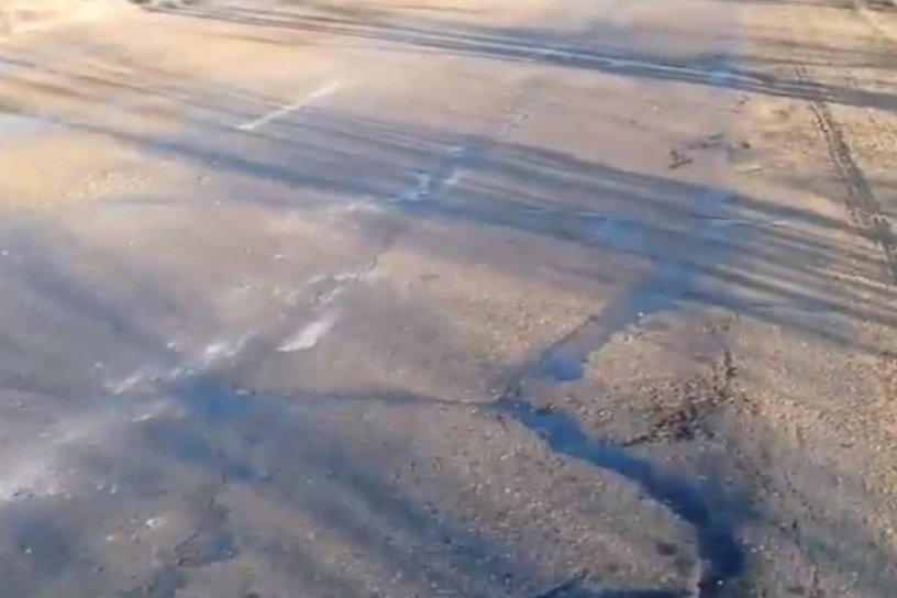 Дорожники с помощью замёрзшей воды залатали выбоины в Краснокаменске