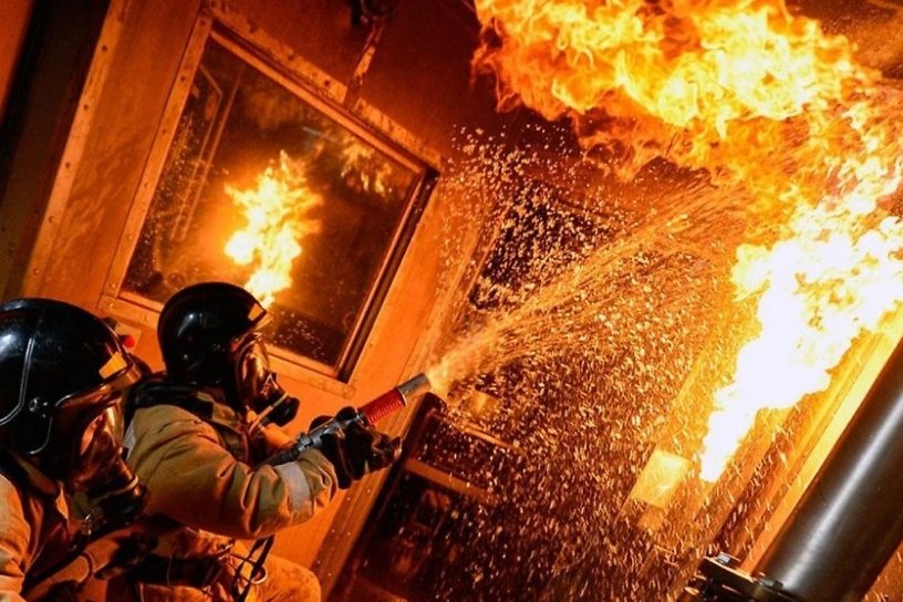 Жилой дом и баня загорелись на Бабушкина в Чите