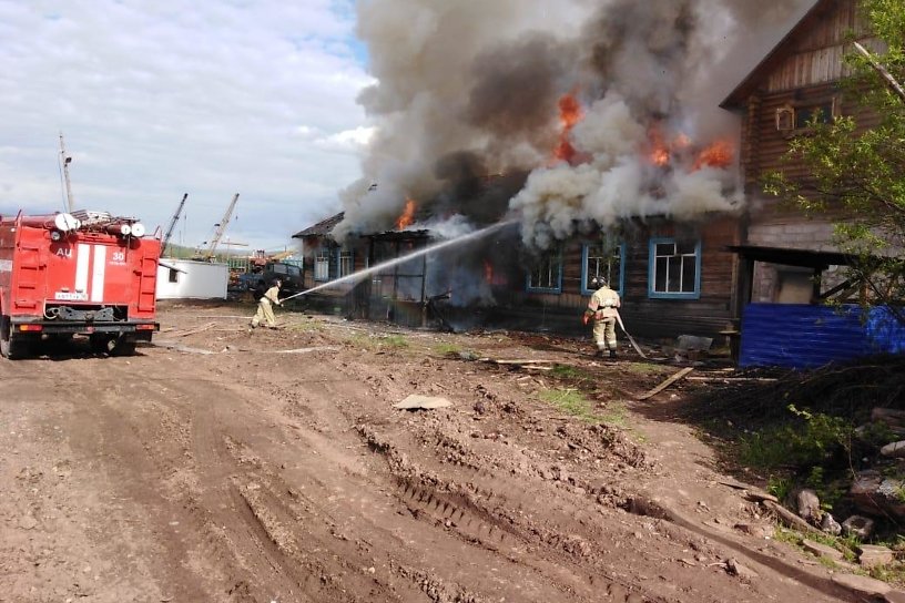Пожарные ликвидировали открытое горение в здании лесхоза в Усть-Куте