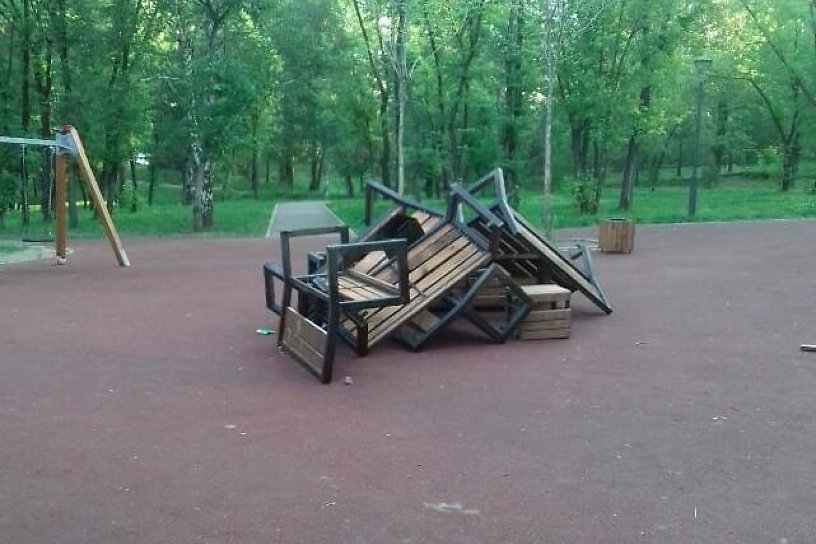 Вандалы сломали лавки и модули для раздельного сбора мусора в Лисихинском парке Иркутска