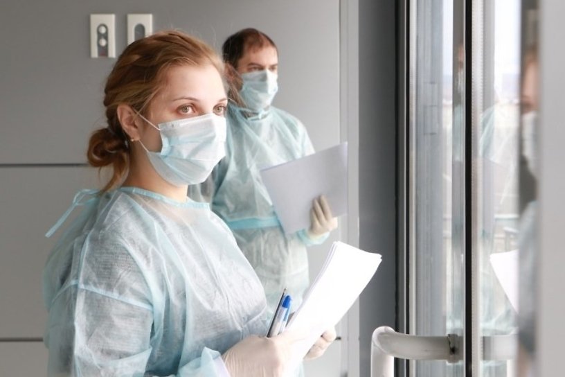 Правительство России утвердило особый порядок начисления стажа работающим с COVID медикам