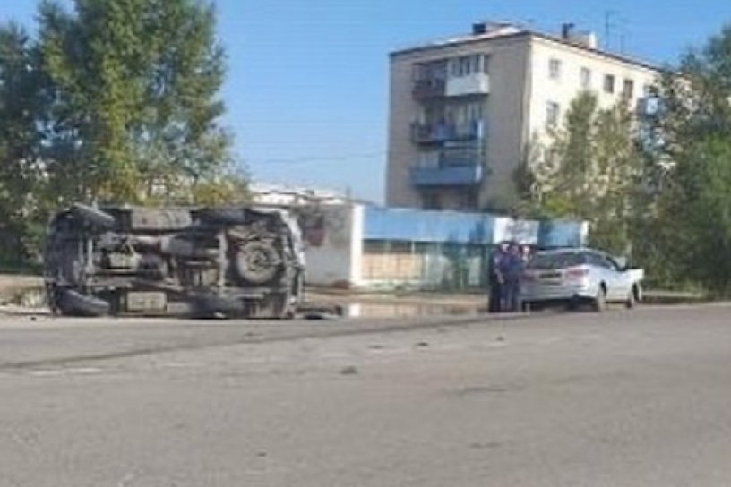 УАЗ перевернулся на бок после столкновения с иномаркой в Чите